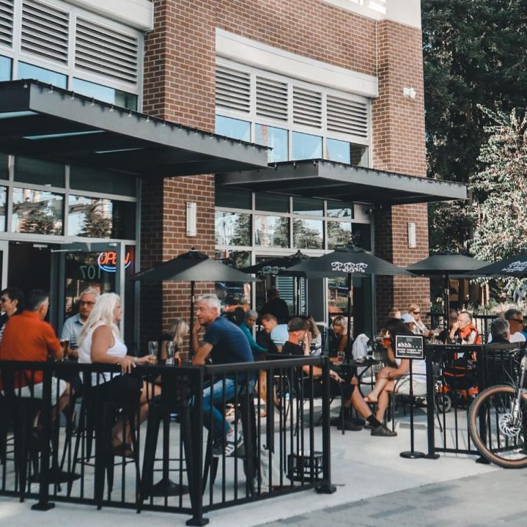 3 Dogs Bewing White Rock BC 768x768