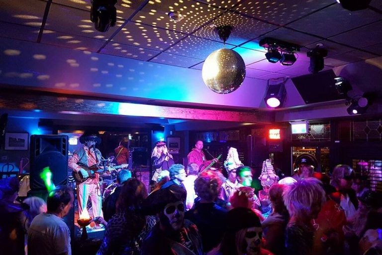 Sawbucks Pub in White Rock BC Highwayman Pub South Surrey 768x512