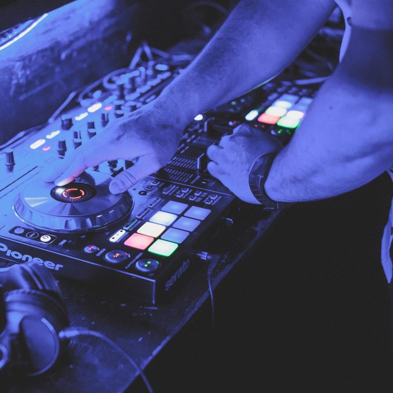 The Henry Pub Live Music and DJ 768x768